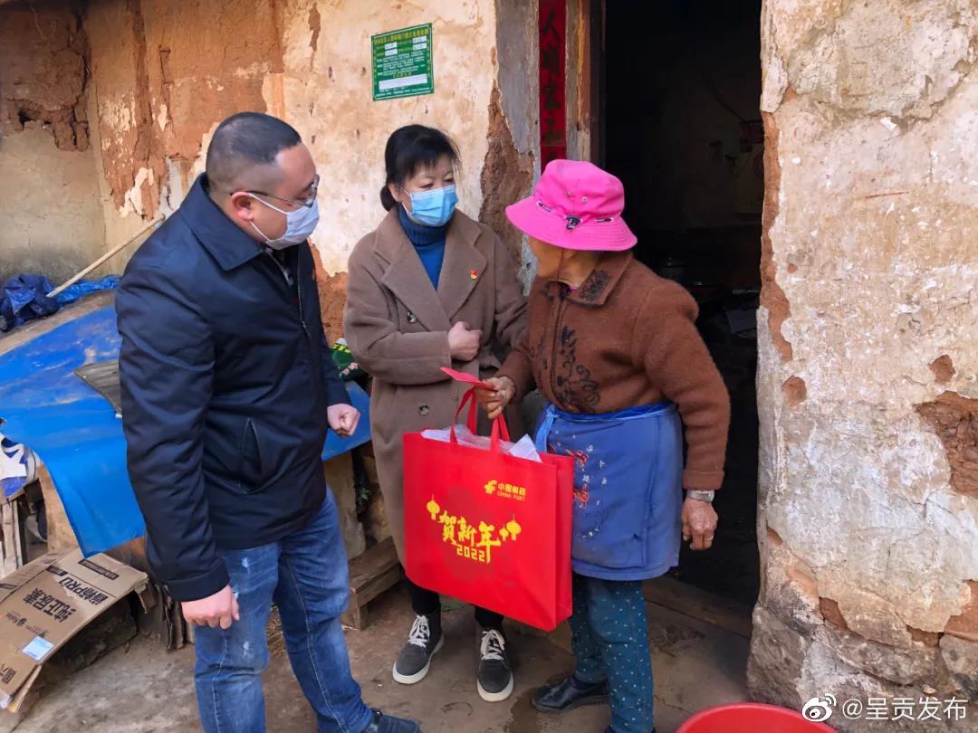 慰问社区高龄老人