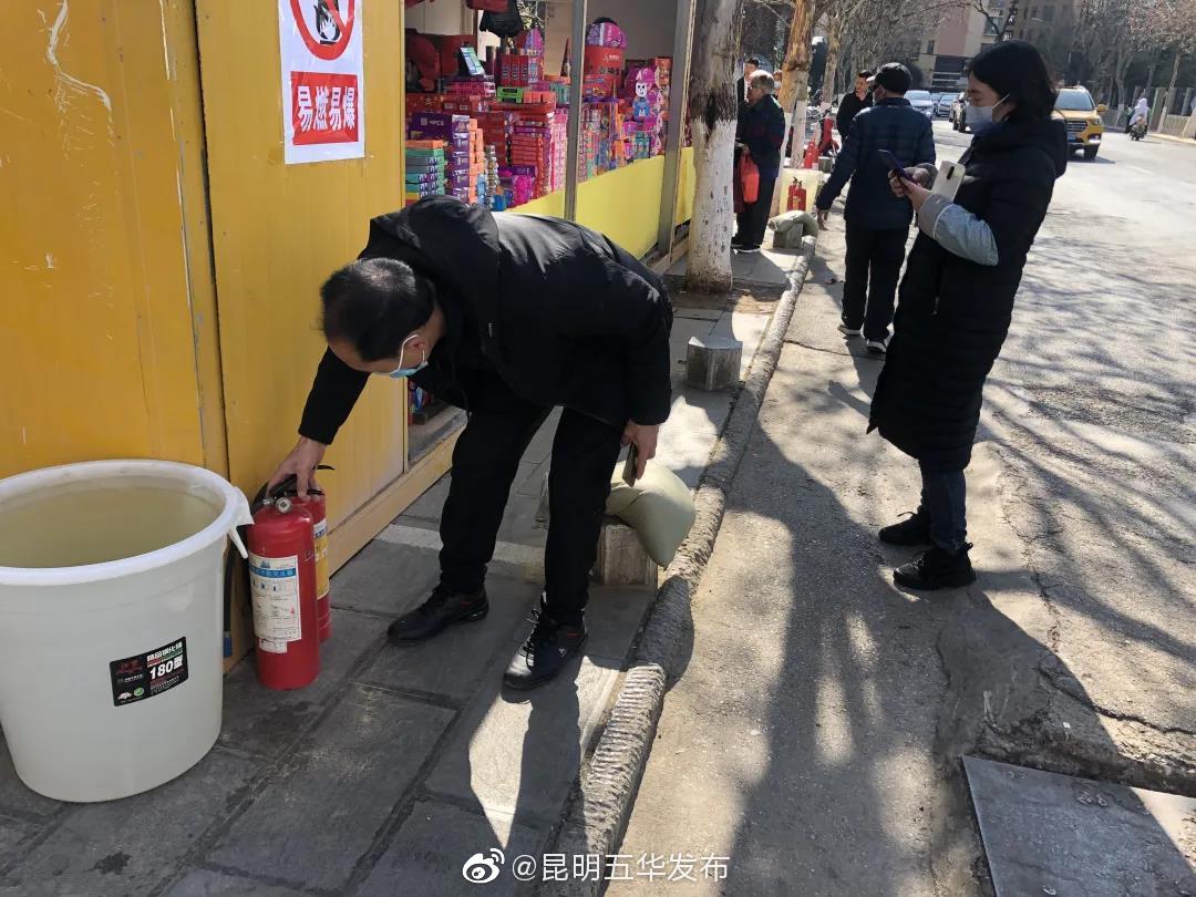 龙翔街道对建筑工地、烟花爆竹销售点进行安全检查