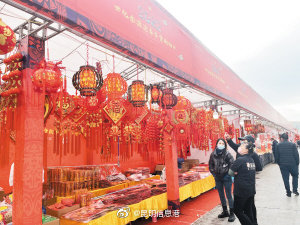 春节临近消费市场年味浓 年货街、年夜饭市场火热