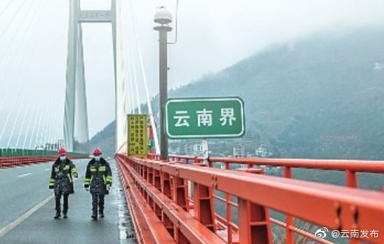 只要心贴着心，在哪儿都是团圆[虎爪比心]