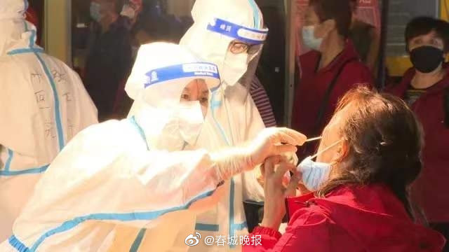 开设“双采双检”采样点，景洪告庄西双景滞留游客有序离景