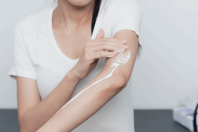 洗澡后一定要在3分钟内涂身体乳 