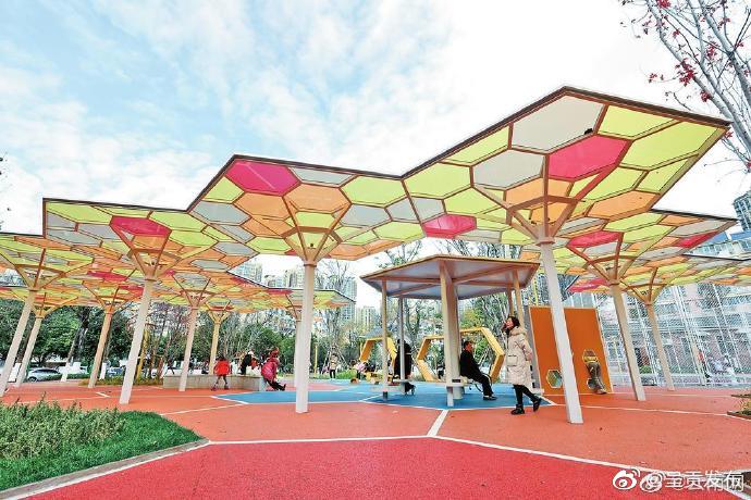 昆明老旧封闭广场变身时尚公园
