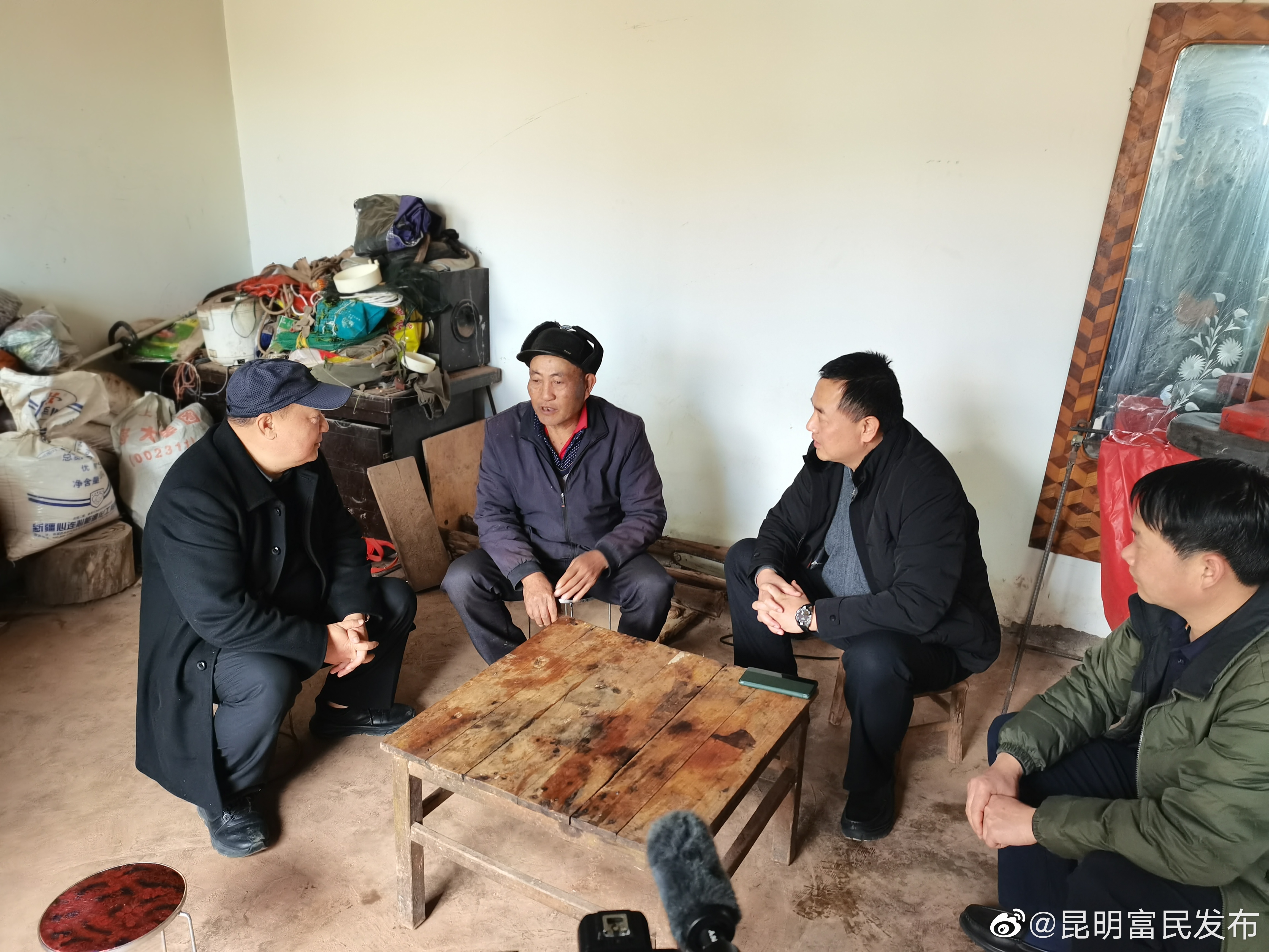 昆明市见义勇为基金会对见义勇为先进个人及烈属进行走访慰问