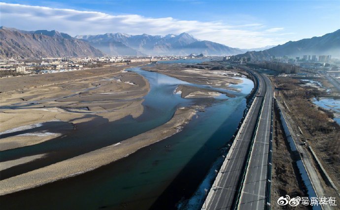 西藏公路通车里程突破12万公里