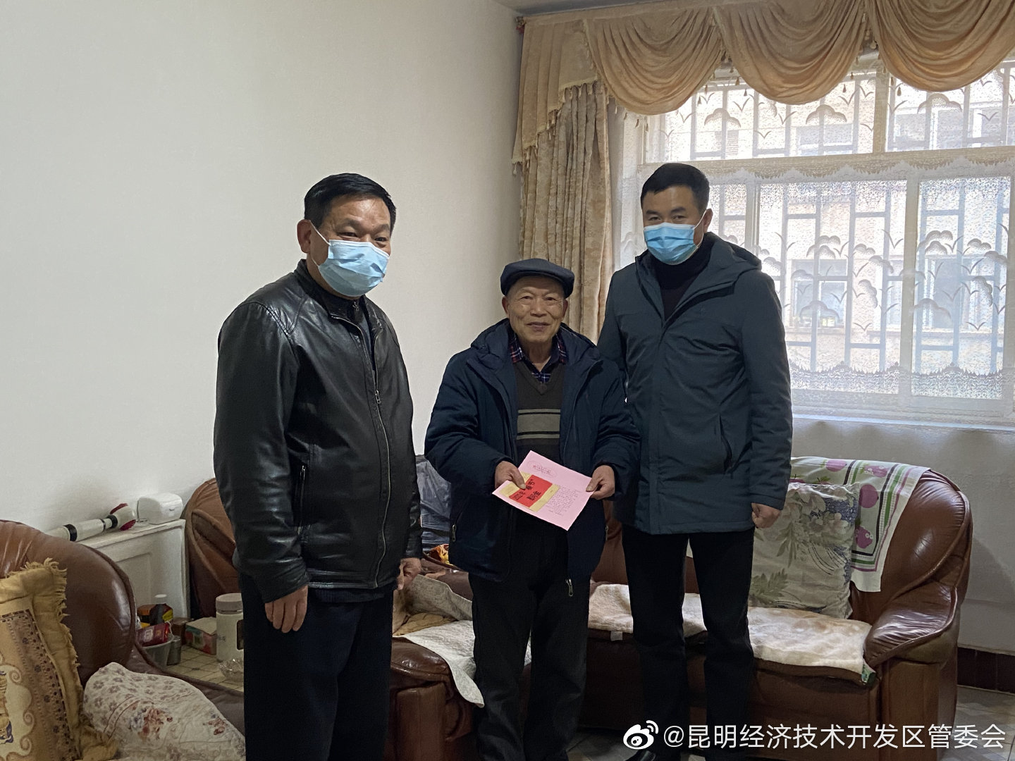 阿拉街道走访慰问老党员 用心用情送温暖