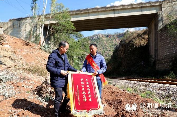 货车事故坠入铁路边侵线 热心群众及时上报获现金奖励