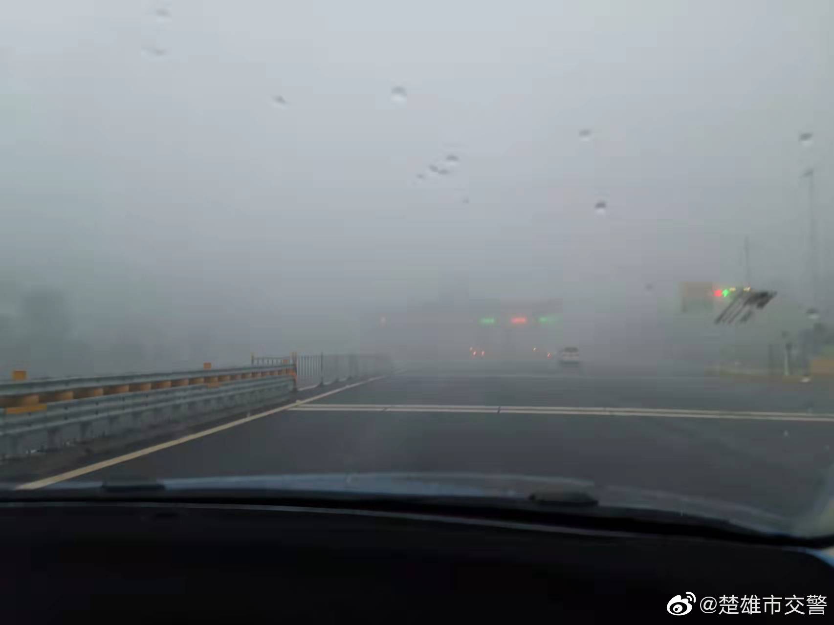 楚姚高速楚雄辖区段大雾