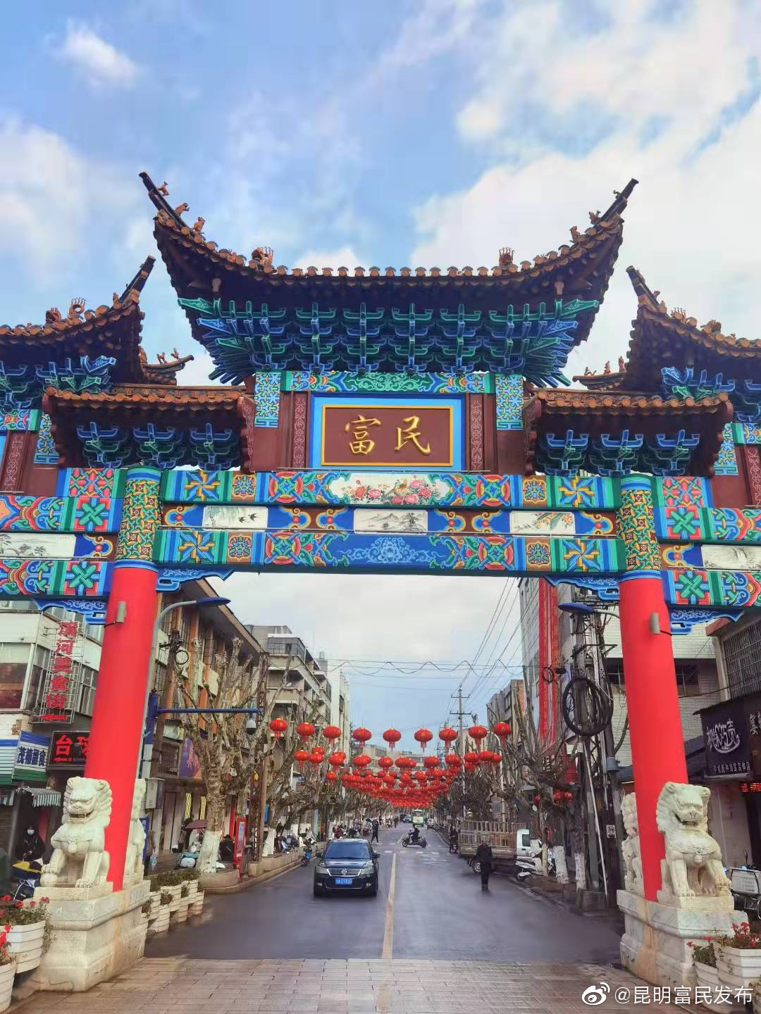 富民县城市管理局积极营造春节氛围：让城市“靓起来”，让年味儿浓起来！