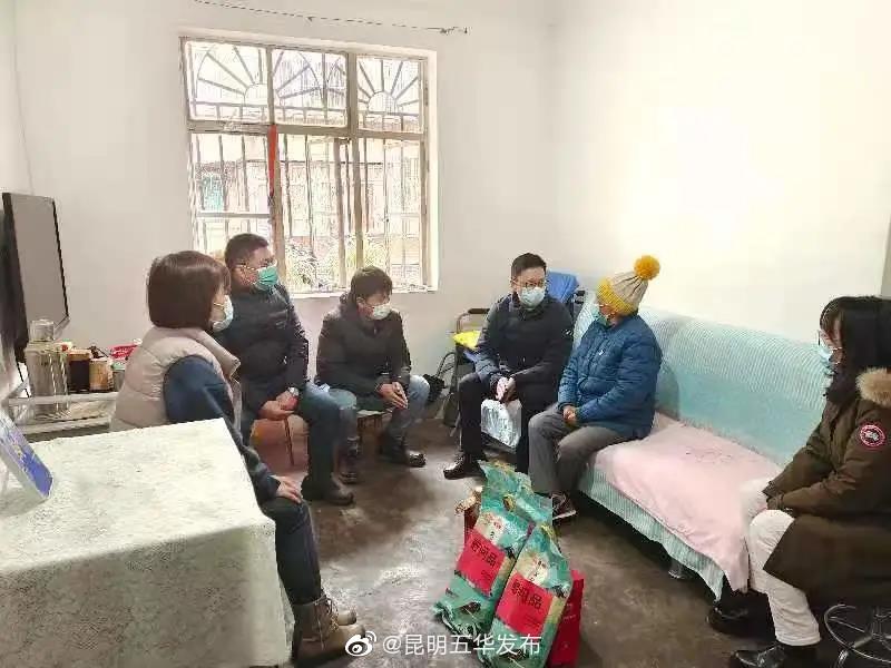 区领导走访慰问龙翔街道困难群众