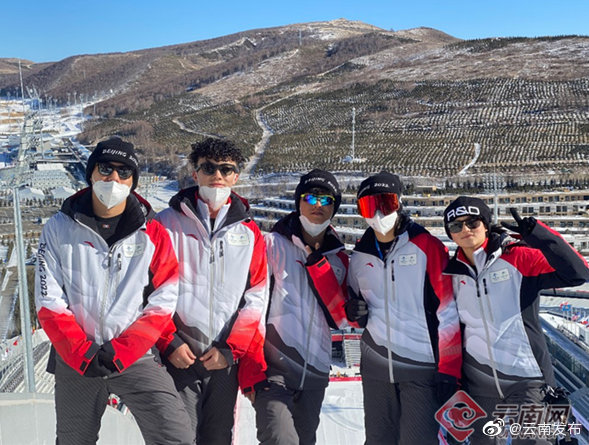 云南冬奥健儿滑雪场上过大年