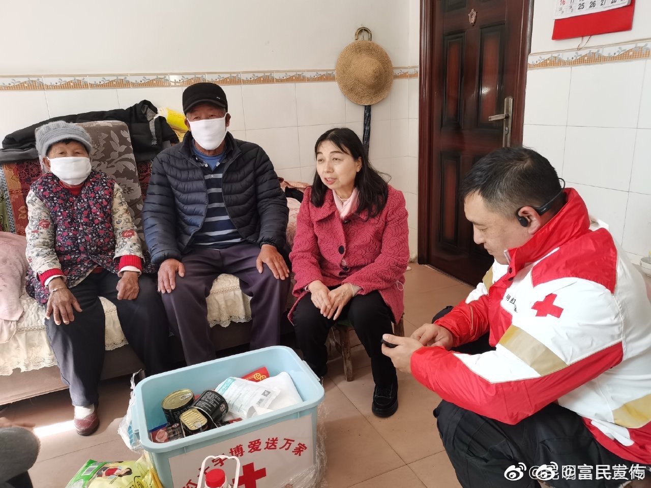 市人大常委会副主任、市红十字会监事长毕惠芝一行到富民县开展“博爱送万家”活动