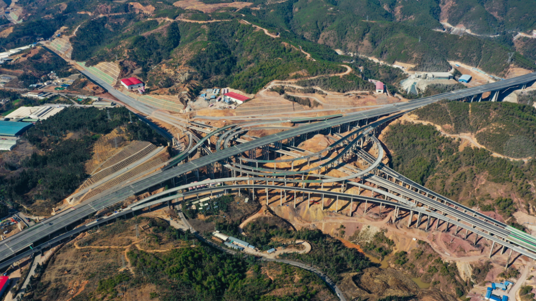 宾川至南涧高速公路浑水海枢纽立交,位于祥云县西北,由1座主线桥,8条