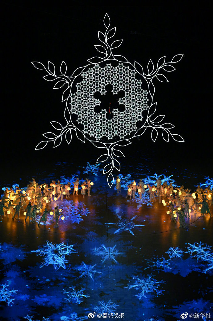 闭幕式开场表演《点亮》：雪花花灯与大雪花互动