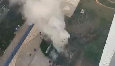 一个烟花点燃绿化树 12个灭火器都没搞定