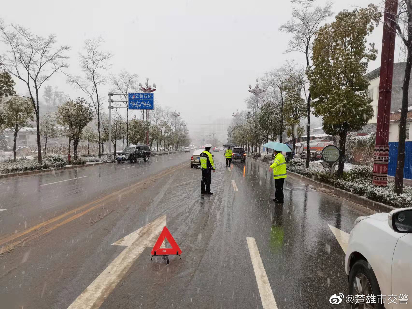 茶花大道云特石化路段积雪结冰