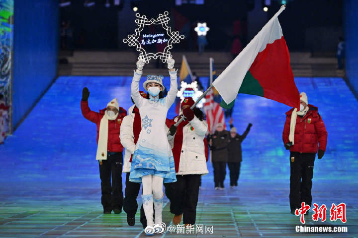 北京冬奥开幕式引导员把国画穿身上