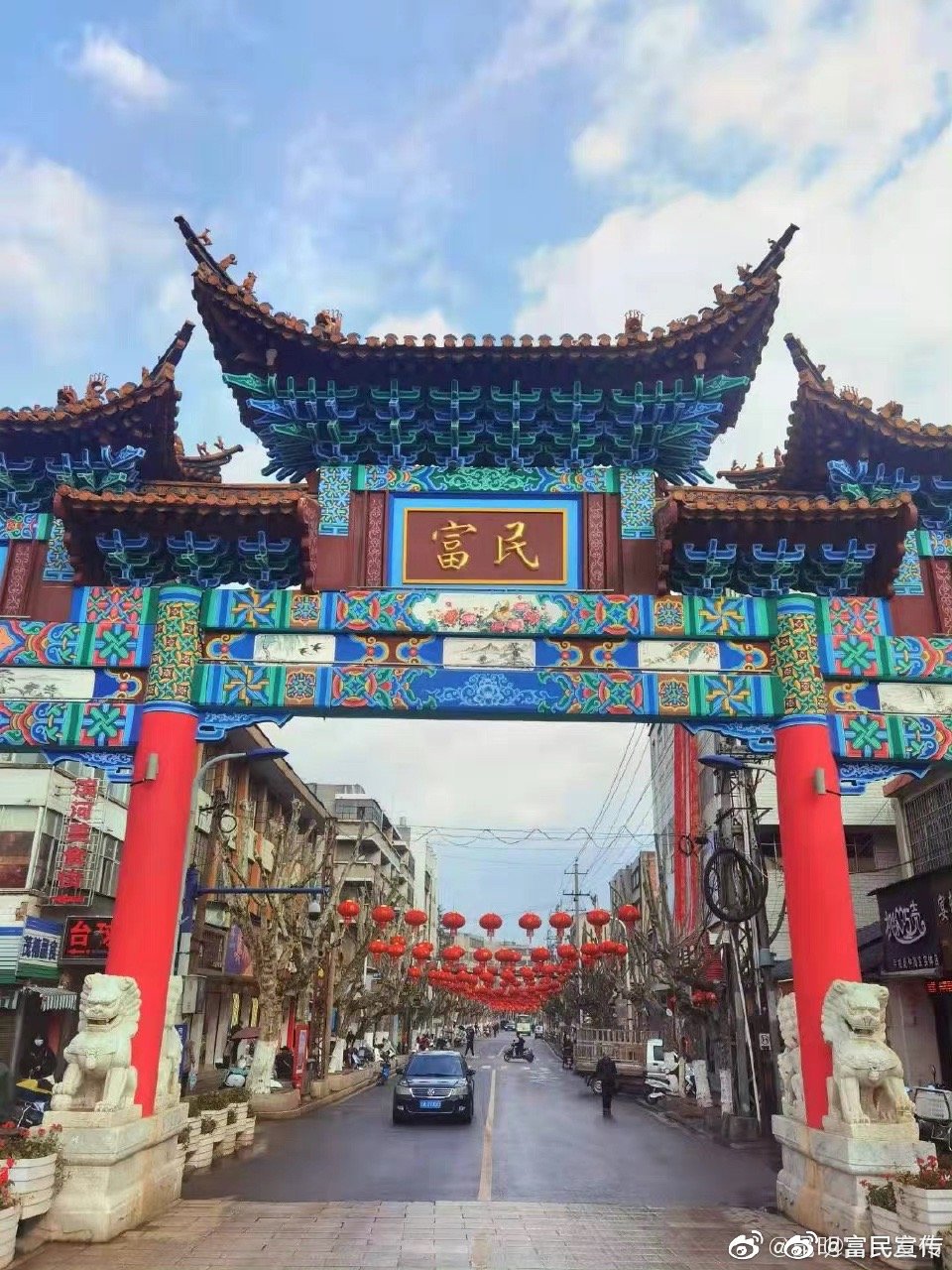 富民县城市管理局积极营造春节氛围：让城市“靓起来”，让年味儿浓起来！