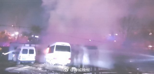 突发！昆明西山区一小区起火，现场浓烟滚滚...…