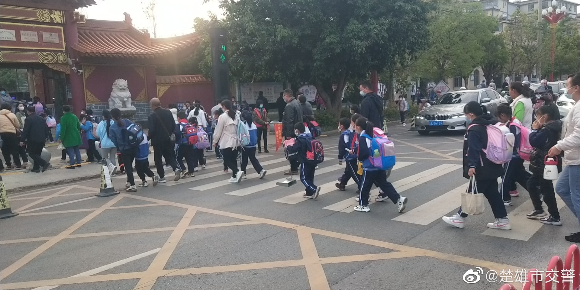 楚雄市首套行人自主过街信号系统启用