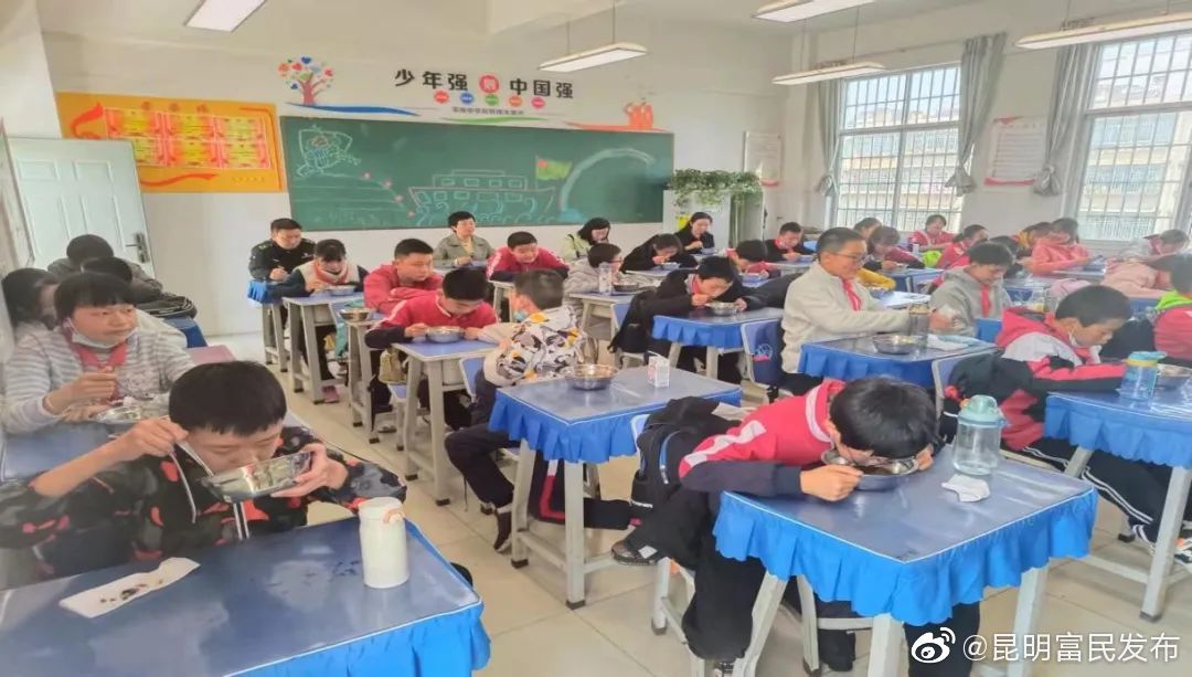 开吃！富民县永定小学午餐集中配送正式启动
