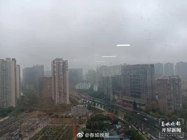 昆明雨中早高峰！你堵路上了吗？