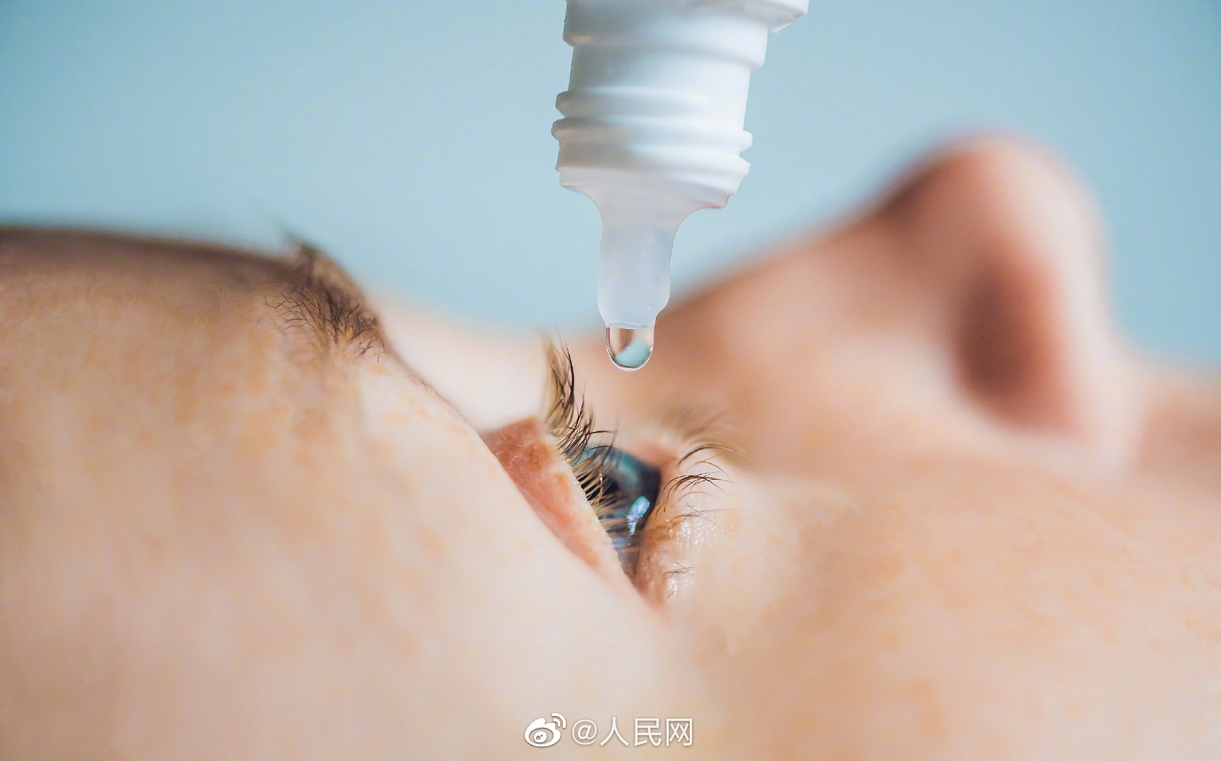 注意！眼药水不要滴在眼球上