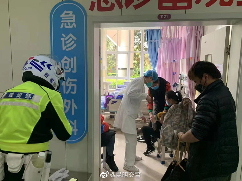 昆明幼童不慎被开水烫伤 昆明交警紧急开道送医