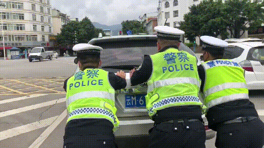高速交警管“闲事”？