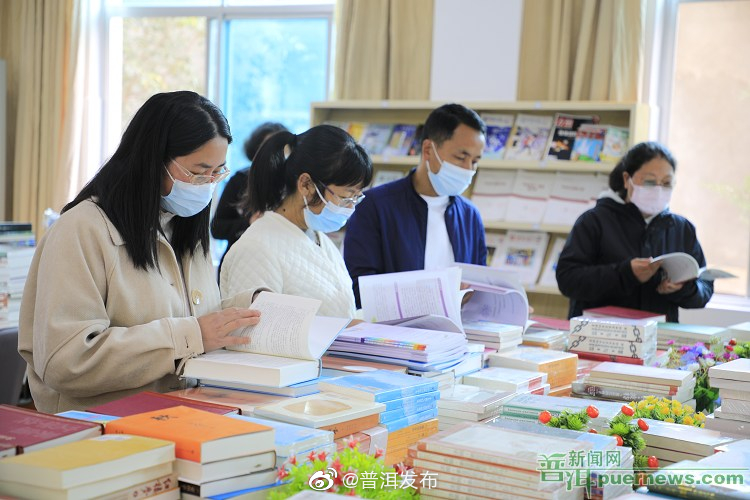 人民文学出版社向墨江捐赠图书4000余册