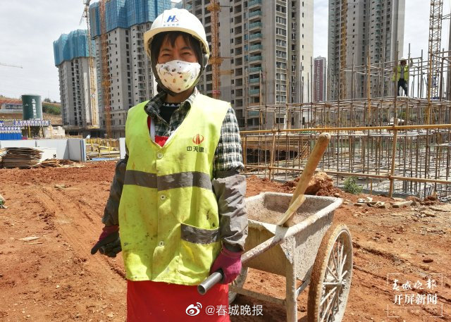 干活是“铁人”，回家是母亲