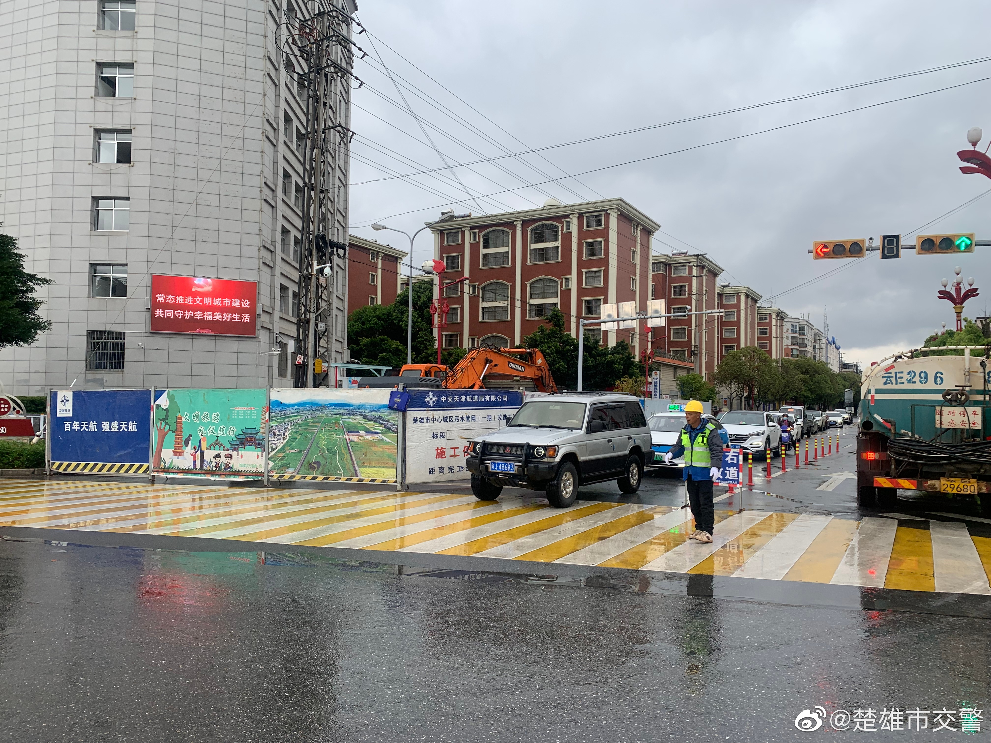 航空路威楚大道口污水管网施工通行请注意