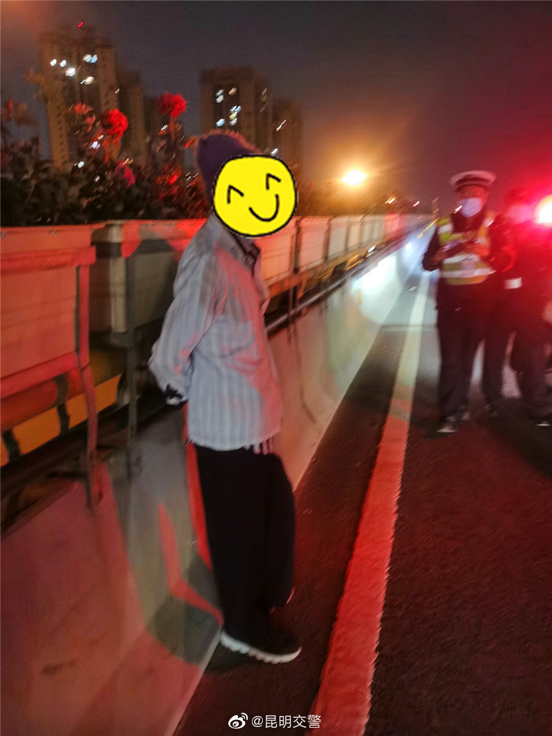 昆明老人迷路入二环 交警蜀黍护平安