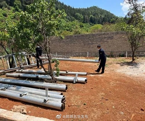 五华区西翥街道城管中队依法拆除“违建”钢架大棚
