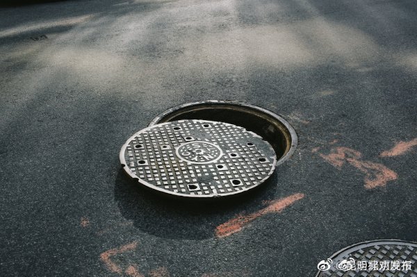 井盖为何就是安不牢管不好?如何让井盖吞人悲剧不再重演?