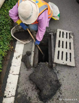 全面清掏雨水篦子 确保雨季排水通畅