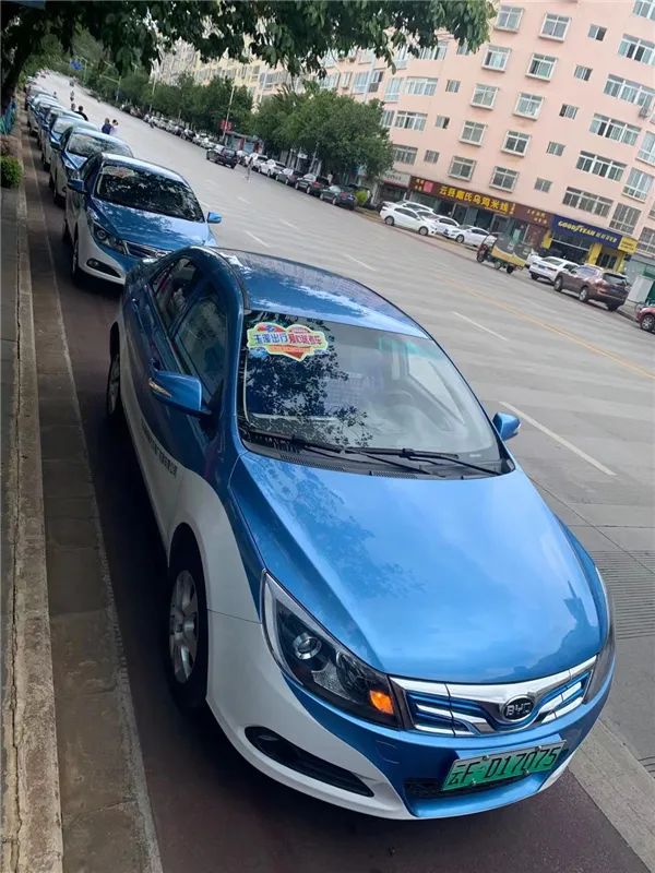 0877-2663426万顺叫车(玉溪分公司):13330586125(二)出租车:玉交集团