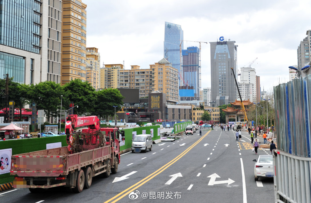 金碧路金碧广场段提升改造工程进入第二期 今起通行道路由北半幅转至南半幅