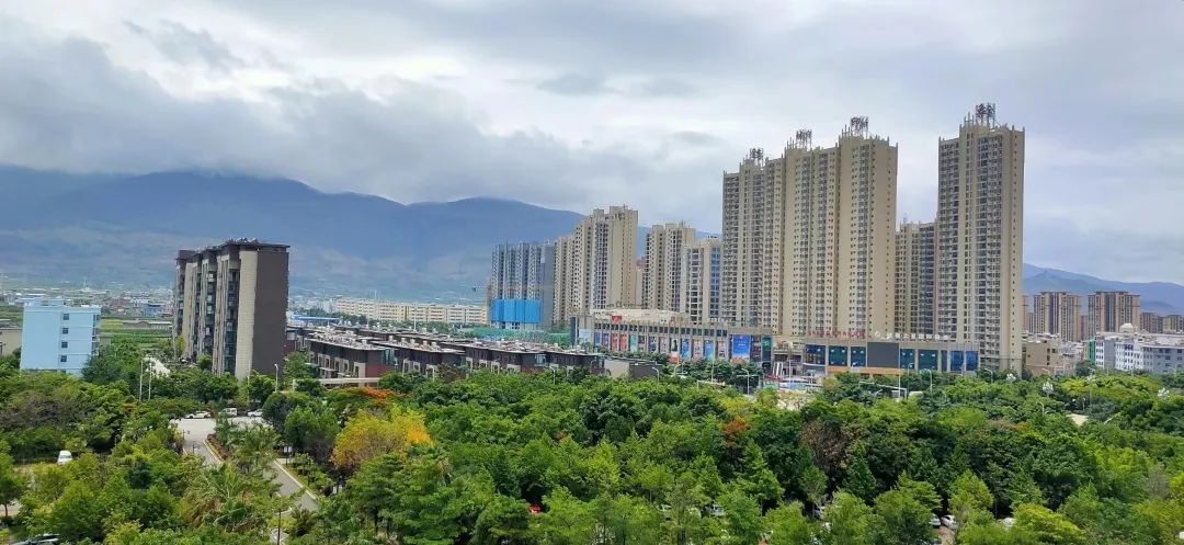 宾川县城鲜果挂满街头 - 资讯频道