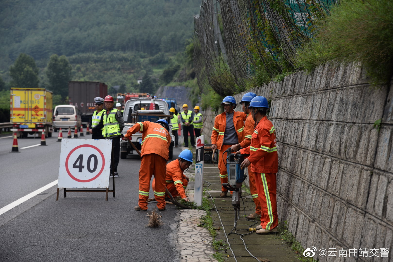 云南曲靖交警微博