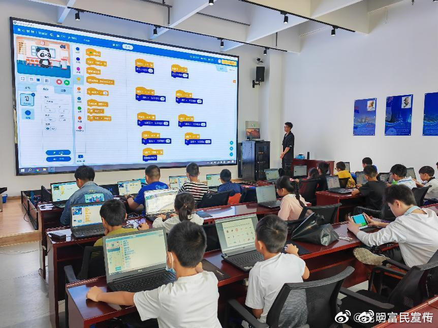 富民县科技馆第一期青少年机器人公益培训圆满结束