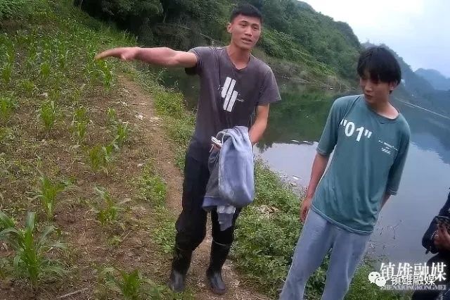 危急时刻,昭通小伙一头扎进水里救人……