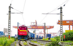 汽车专列发往老挝