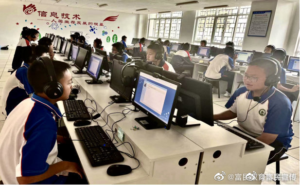 富民县教科研信息中心组织开展第一次七、八年级英语听力口语“人机对话”模拟测评