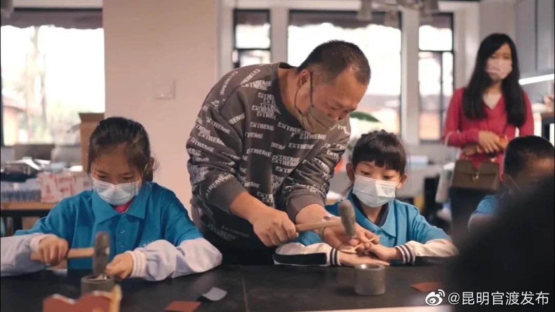 昆明：“小小质量官”体验乌铜走银