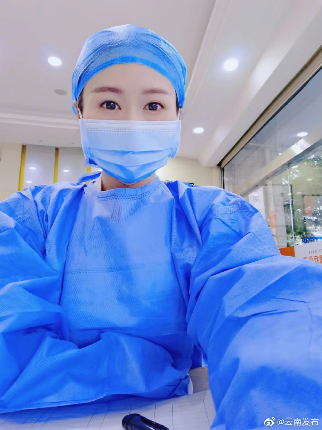 点赞！高铁上男子突发疾病 云南女孩跪地急救