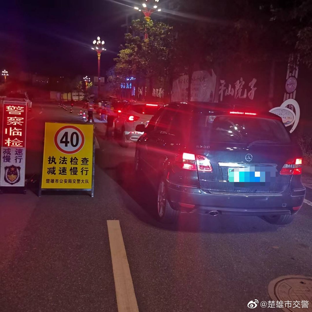 火把节楚雄市交警夜查酒驾不放松！