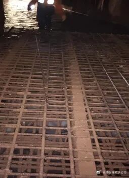 昆水集团开展瀑布公园牛栏江引水渠道进水口清理工作