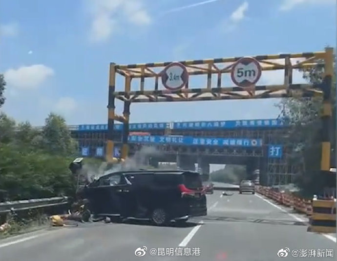 广西贵港警方通报雷克萨斯车祸事故，造成1人遇难2人受伤