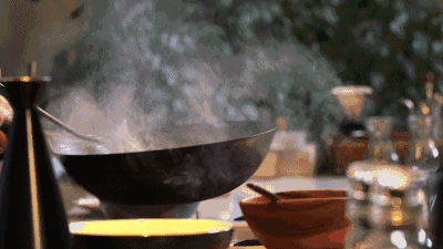 炒菜油烟含220种有机气态污染物，做饭开火前就要打开油烟机